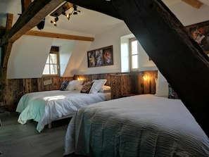 Family Room, 1 Bedroom | Dihias secara berasingan, dilengkapkan perabot secara berasingan, meja