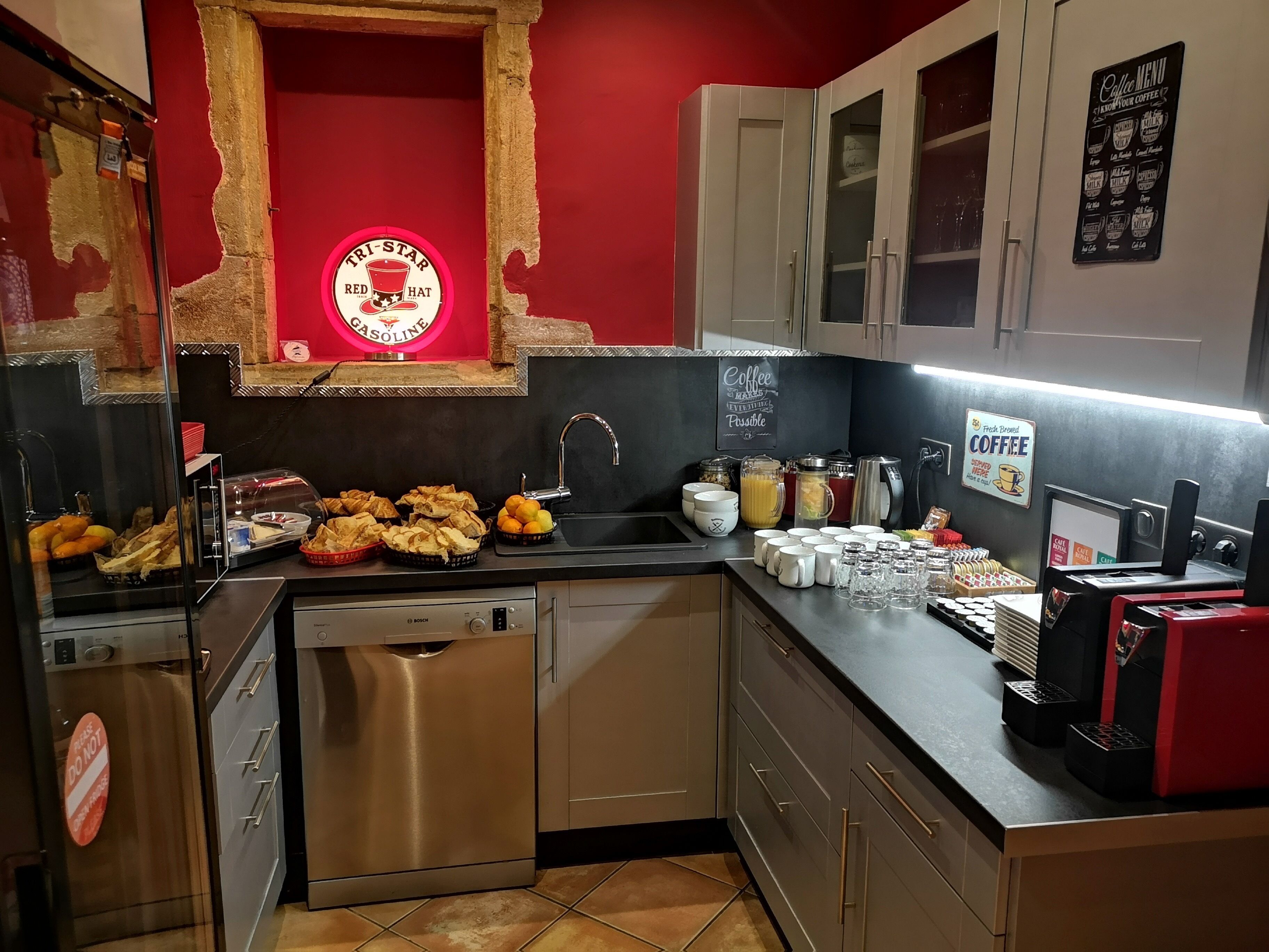 朝食 (ビュッフェ)、毎日提供 (無料)