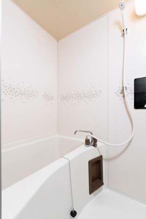 イルソーレ九条501 | バスルーム | 個別の浴槽とシャワー、深めの浴槽、バスアメニティ (無料)、ヘアドライヤー