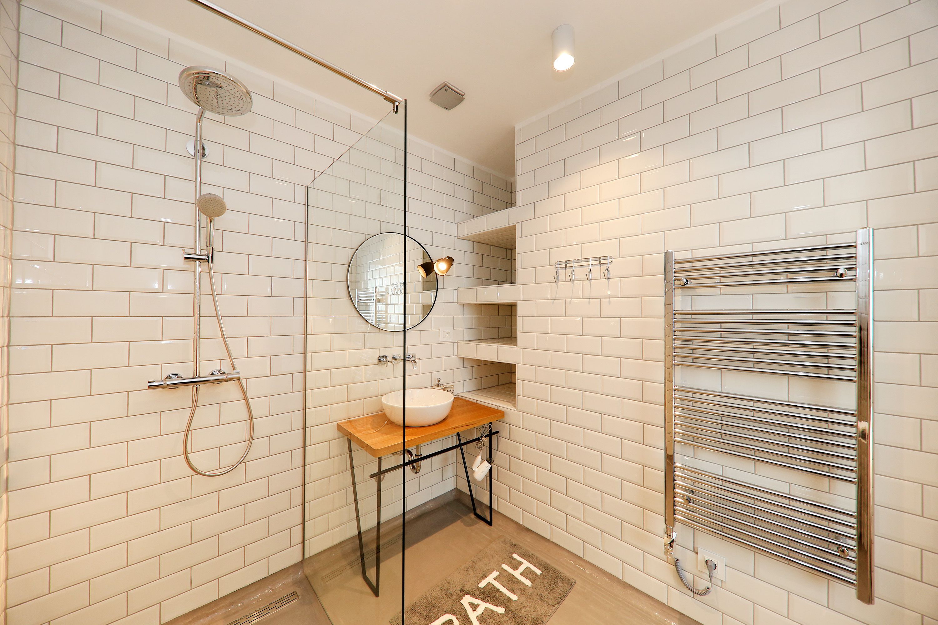 Luxury Room | Bathroom | Combined shower/tub, hair dryer, towels, soap