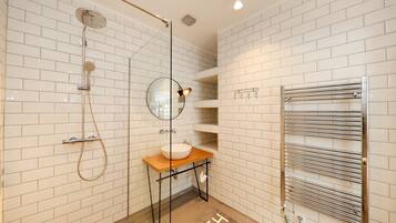 Luxury Room | Bathroom | Combined shower/bathtub, hair dryer, towels, soap