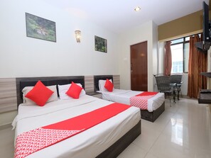 Superior Suite | Desk, WiFi (free), bed sheets