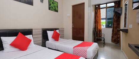 Standard Twin Room | Desk, free WiFi, bed sheets