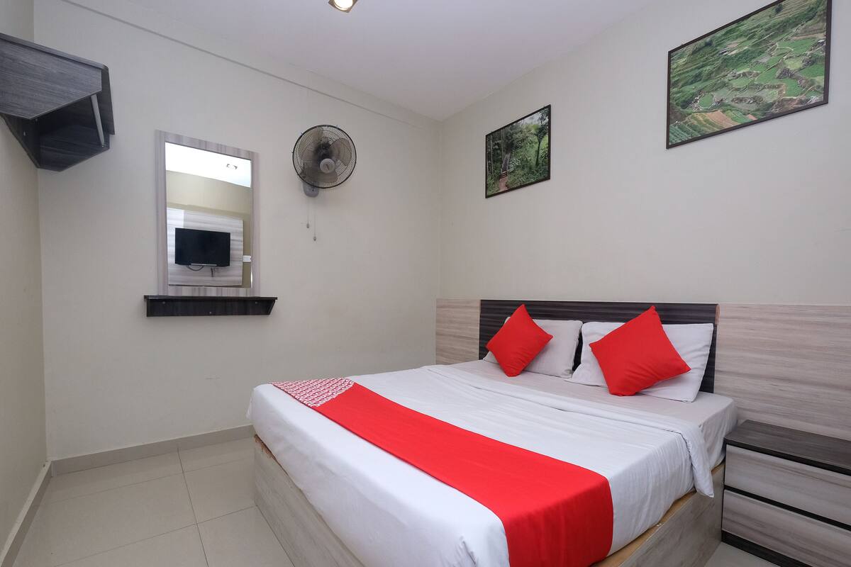 Desk, WiFi (free), bed sheets
