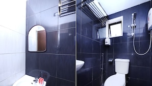 A bathroom with a sink, mirror, toilet, and shower. - OYO 1153 Heaven Hill Hotel 1 (Tanah Rata)