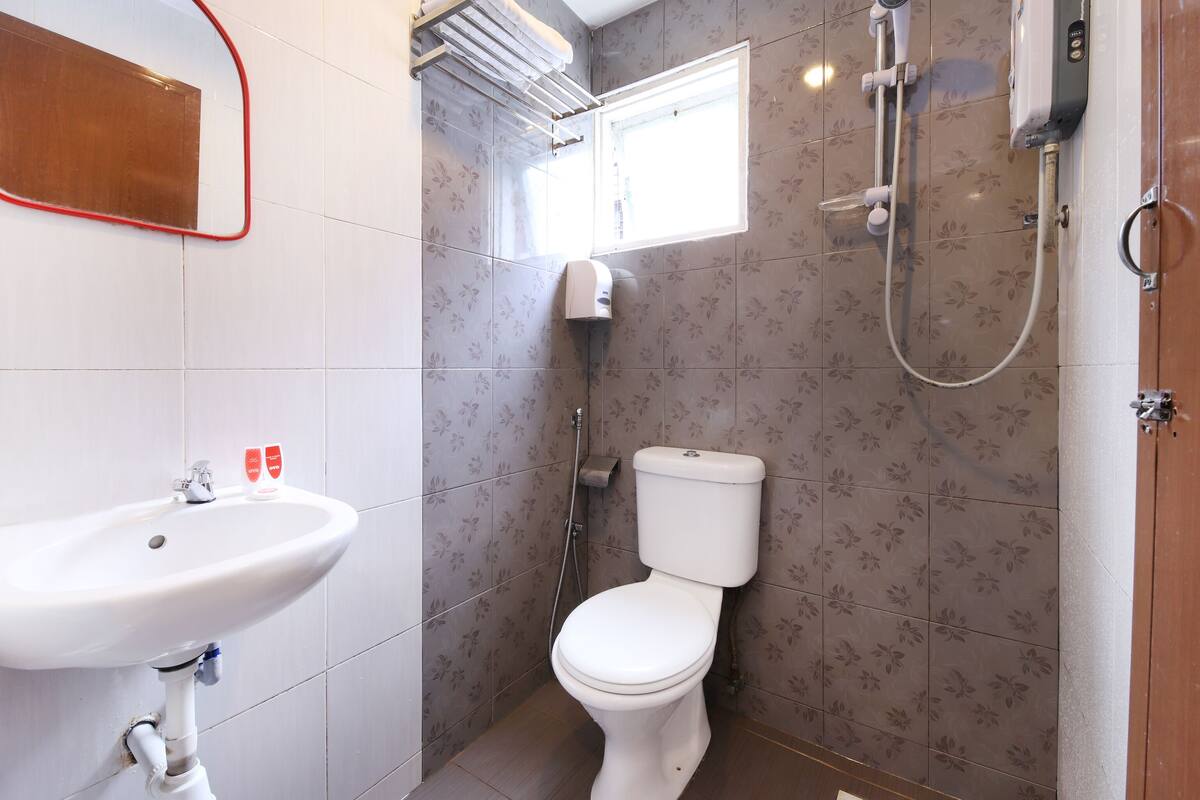 Shower, free toiletries, bidet, towels