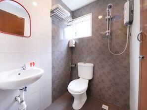 Shower, free toiletries, bidet, towels - OYO 1153 Heaven Hill Hotel 1 (Tanah Rata)