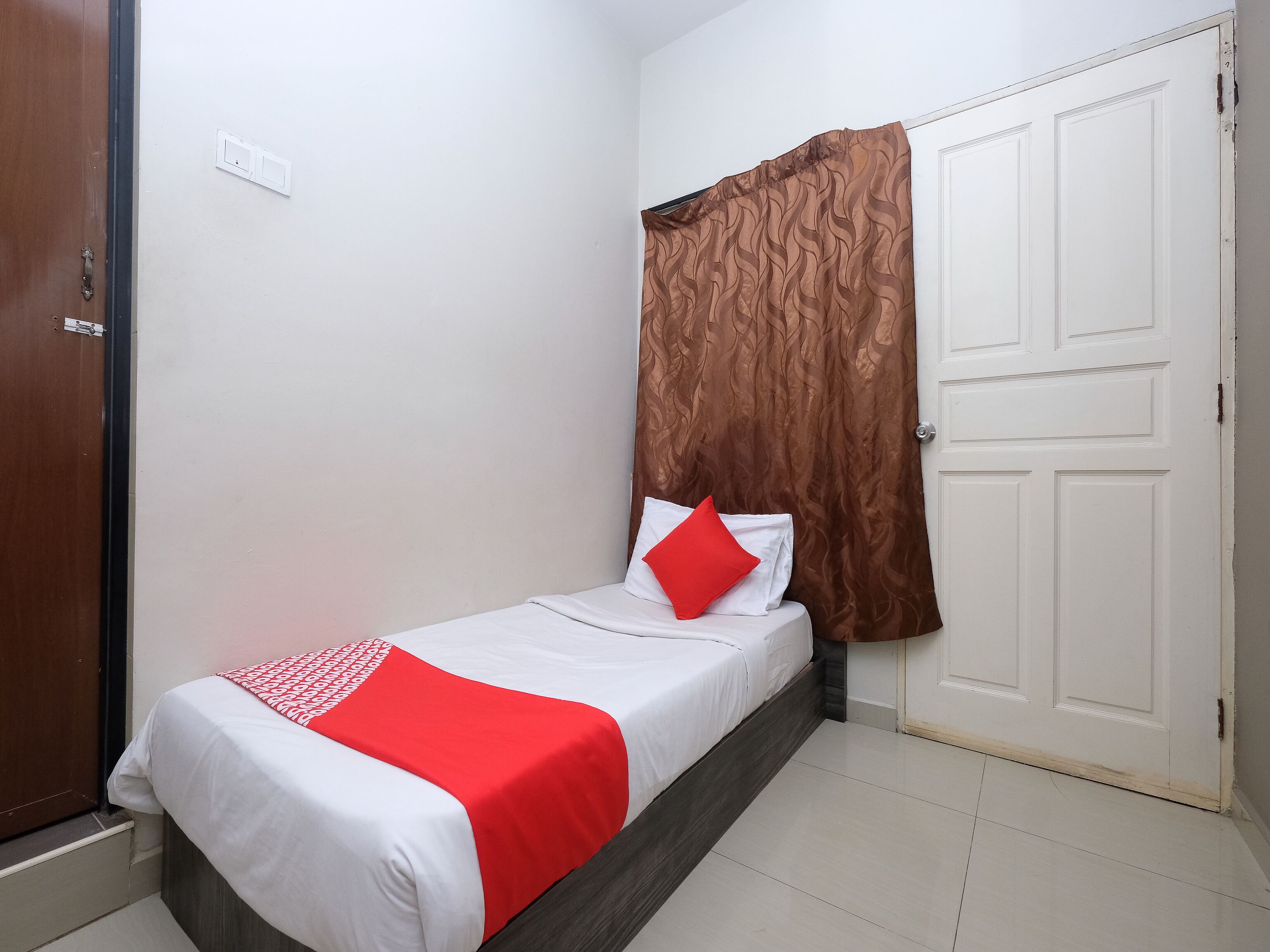 Meja, Wi-fi percuma, cadar katil 