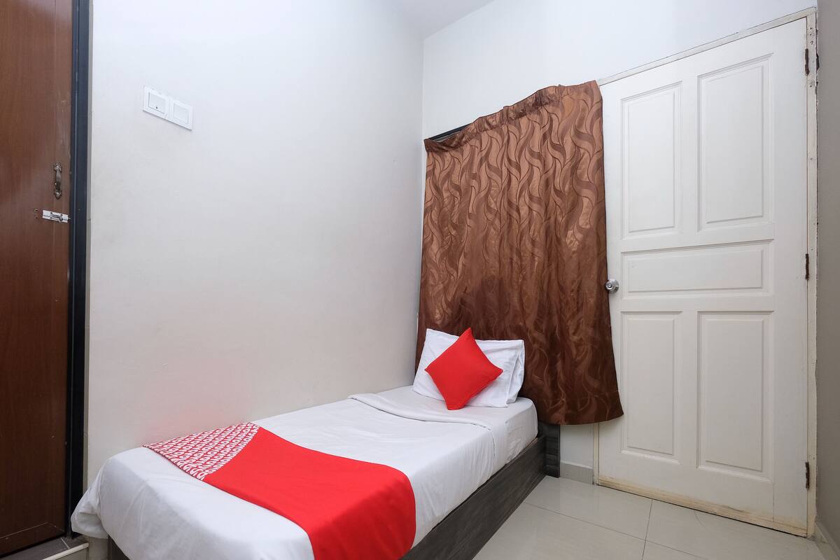 Desk, WiFi (free), bed sheets