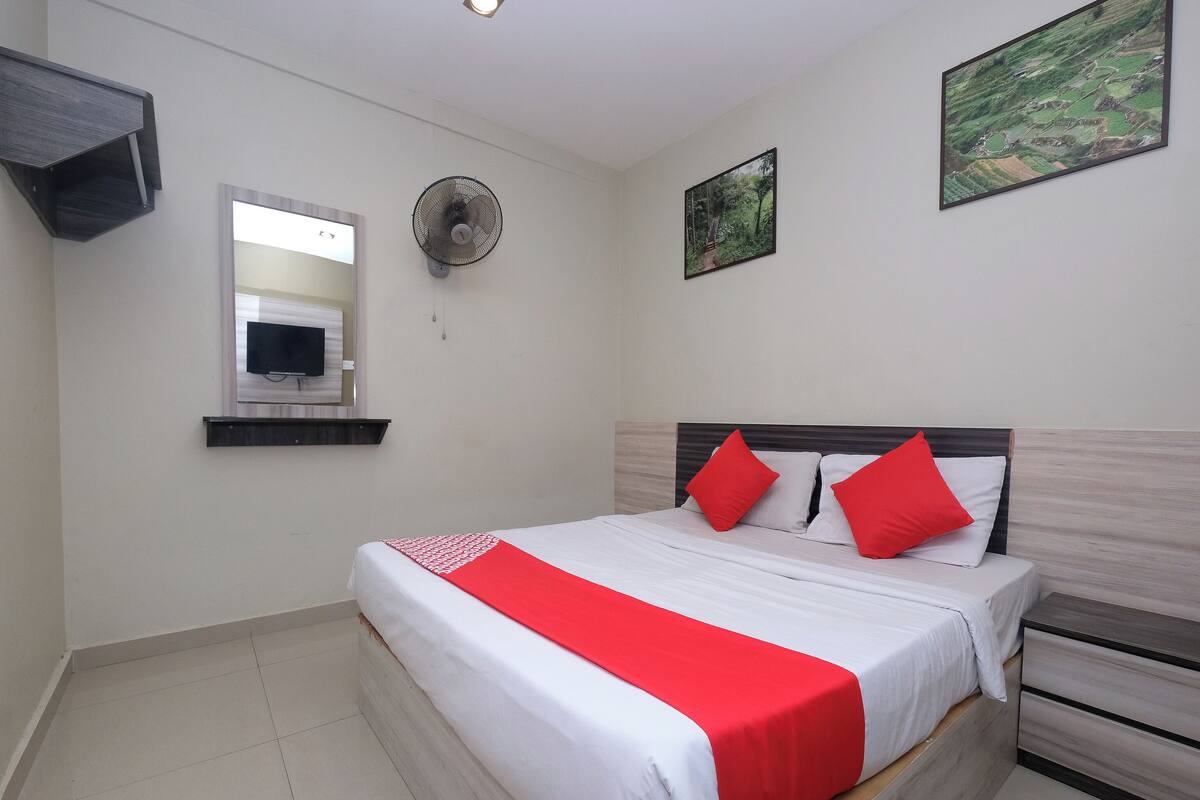 Standard Double Room | Desk, WiFi (free), bed sheets