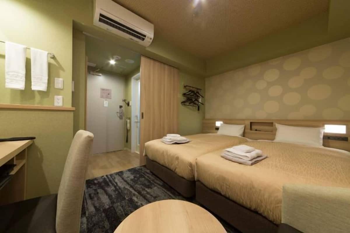 1 habitación, edredón, caja de seguridad en la habitación y escritorio