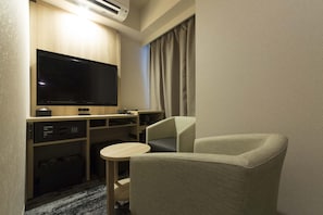 Cobrellits, caixa forta a l'habitació i escriptori