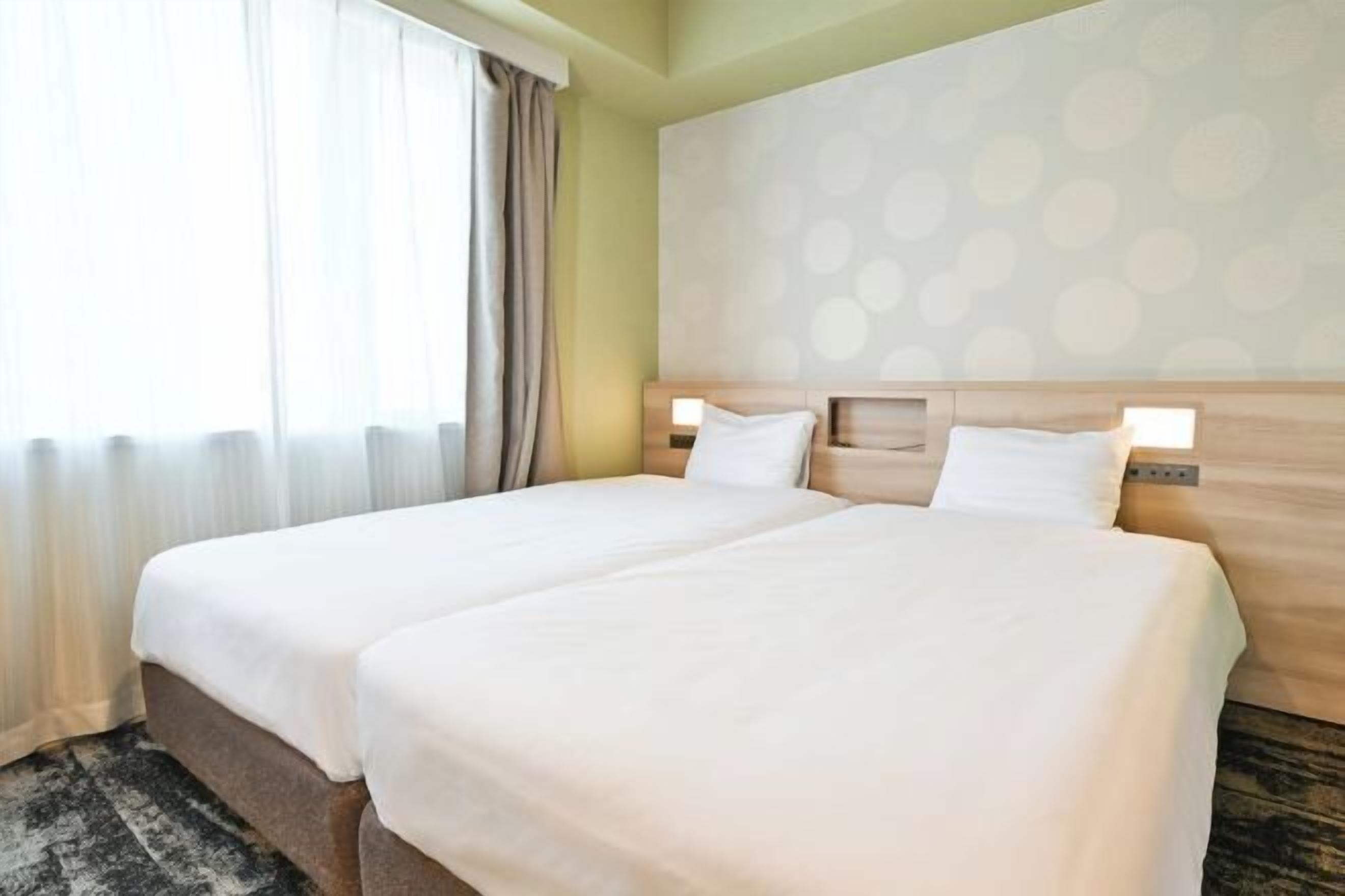 Cobrellits, caixa forta a l'habitació i escriptori 