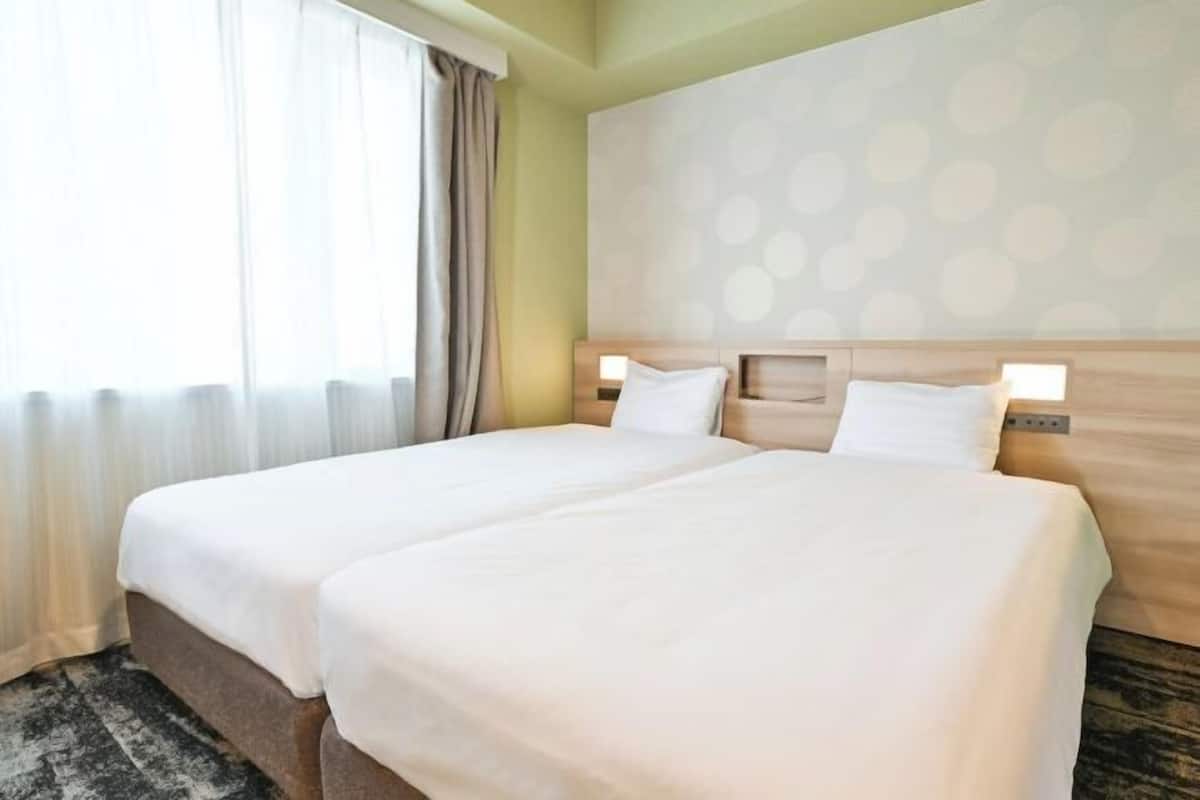 Down comforters, in-room safe, desk, soundproofing