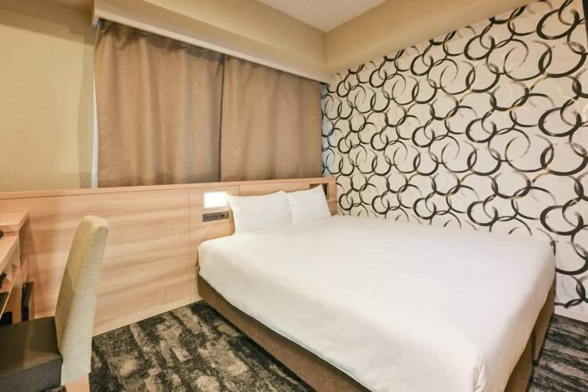 Down comforters, in-room safe, desk, soundproofing