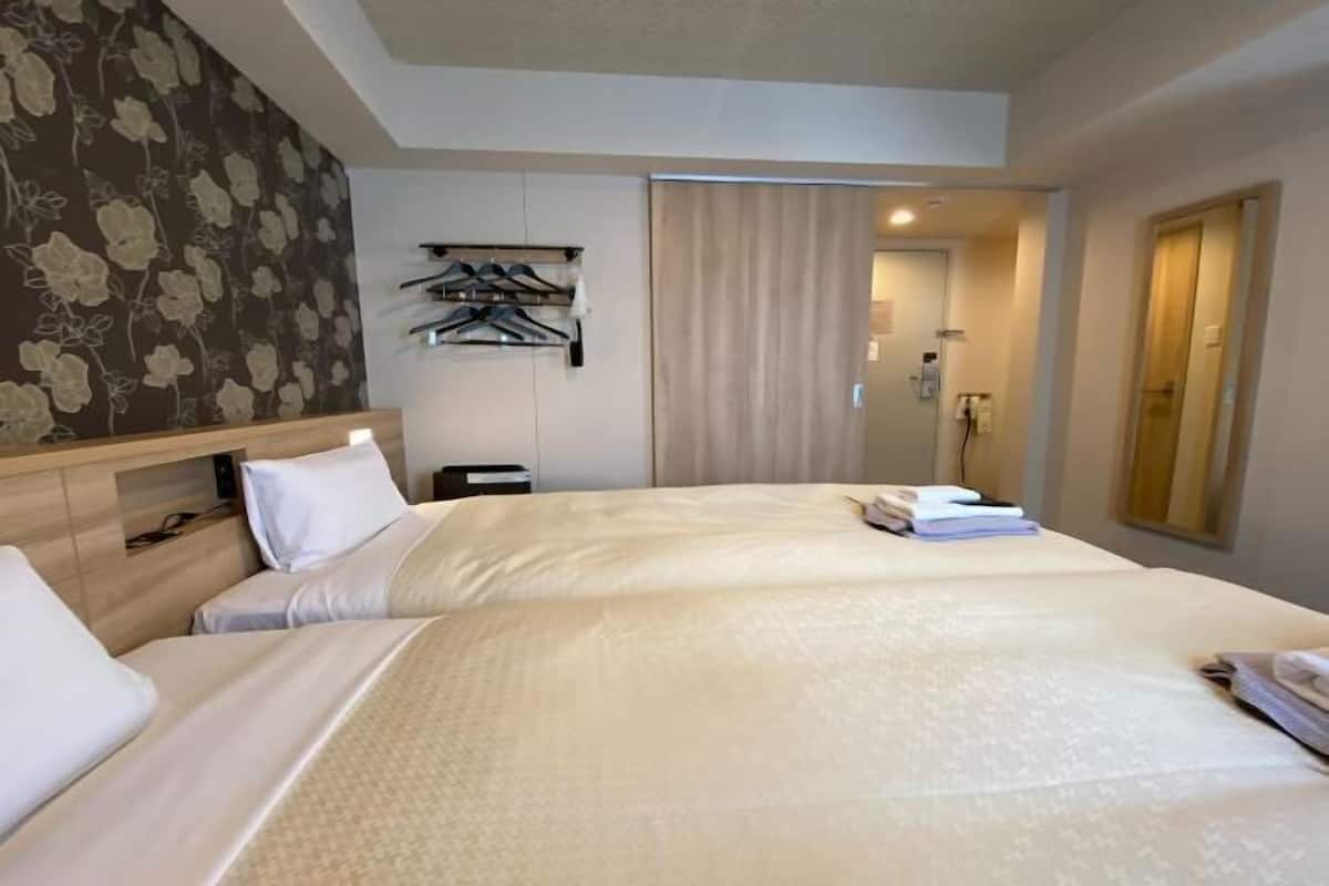 1 habitación, edredón, caja de seguridad en la habitación y escritorio