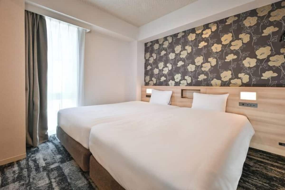 Down comforters, in-room safe, desk, soundproofing