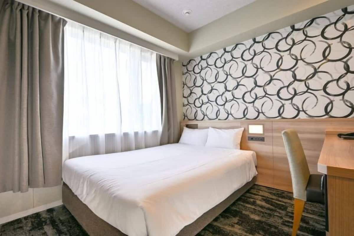 Down comforters, in-room safe, desk, soundproofing