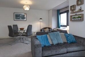 Restaurant - Higher Living - Southampton City Penthouse (Southampton)
