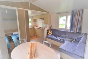 80-厘米纯平电视（配备数码频道）、电视、乒乓球