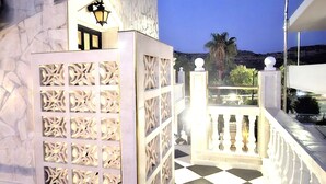 Un piso a cuadros con una verja decorativa y un farol.
