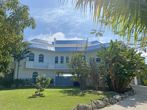 Seaside Sanctuary 5 bed, 5 bath pool home