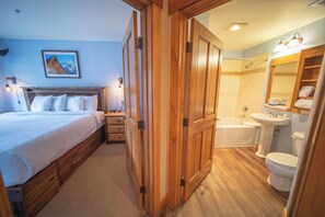 1 bedroom, iron/ironing board, WiFi, bed sheets - Relax and Explore – Resort Pool Fun (Keystone)