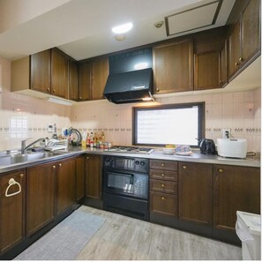 Suite superior, para fumadores, vista a la ciudad | Cocina privada | Refrigerador, microondas, horno y parrilla de estufa