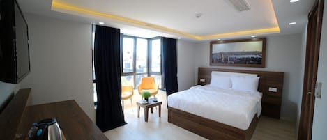 Svit Comfort - 1 queensize-säng - utsikt mot staden | Värdeförvaringsskåp på rummet, individuell inredning och unika möbler