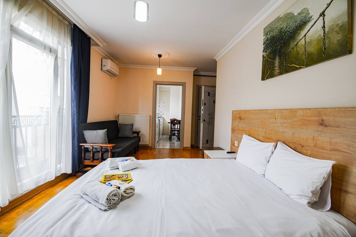 خزنة داخل الغرفة وستائر تعتيم ومكواة/لوح كي وواي فاي مجانًا
