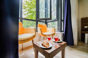 Suite – comfort, 1 queensize-seng, byutsikt | Safe på rommet, individuelt dekorert og individuelt innredet