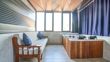 Elite-suite - 1 queensize-seng - byudsigt | Terrasse/gårdhave