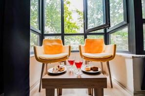 Suite – comfort, 1 queensize-seng, byutsikt | Safe på rommet, individuelt dekorert og individuelt innredet