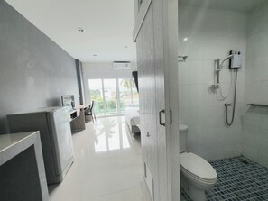 Grand Deluxe Garden View | Bathroom | Shower, free toiletries, hair dryer, towels - Big Buddha Hillside Hotel (Chalong)