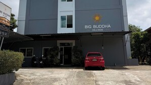Un edificio con un cartel que dice 'BIG BUDDHA HILLSIDE'.