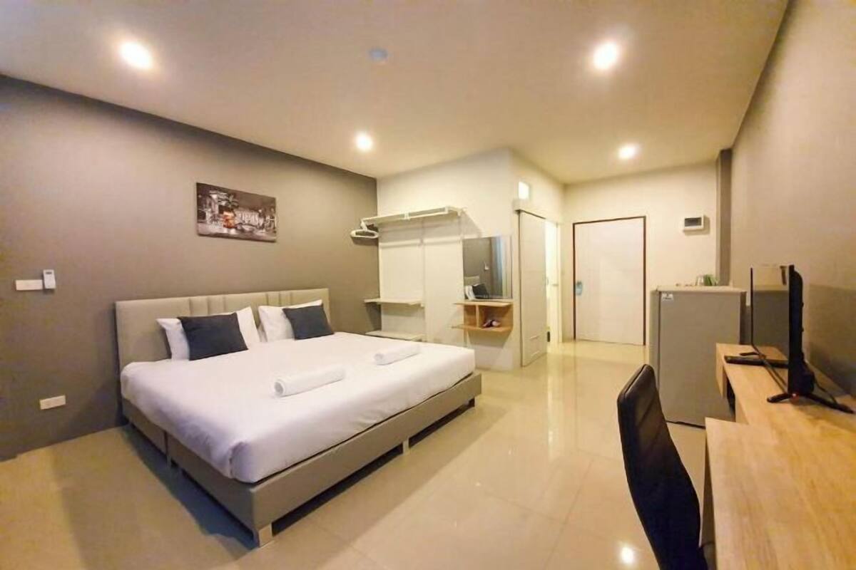 1 bedroom, desk, free WiFi, bed sheets