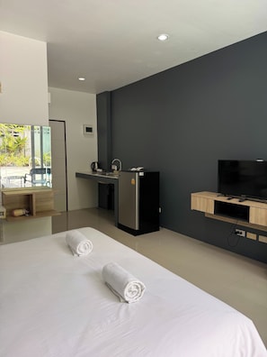Escritorio, wifi gratis, ropa de cama