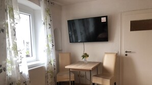 Basic Triple Room | Desk, WiFi (free), bed sheets - alpha-spot Sontheim (Sontheim an der Brenz)