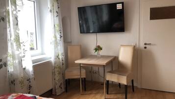 Basic Triple Room | Desk, free WiFi, bed sheets