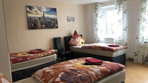 Basic Triple Room | Desk, WiFi (free), bed sheets - alpha-spot Sontheim (Sontheim an der Brenz)