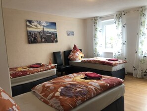 Basic-Dreibettzimmer | Schreibtisch, kostenloses WLAN, Bettwäsche