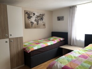 Kahden hengen classic-huone (yksi tai kaksi sänkyä) | Työpöytä, ilmainen Wi-Fi, vuodevaatteet