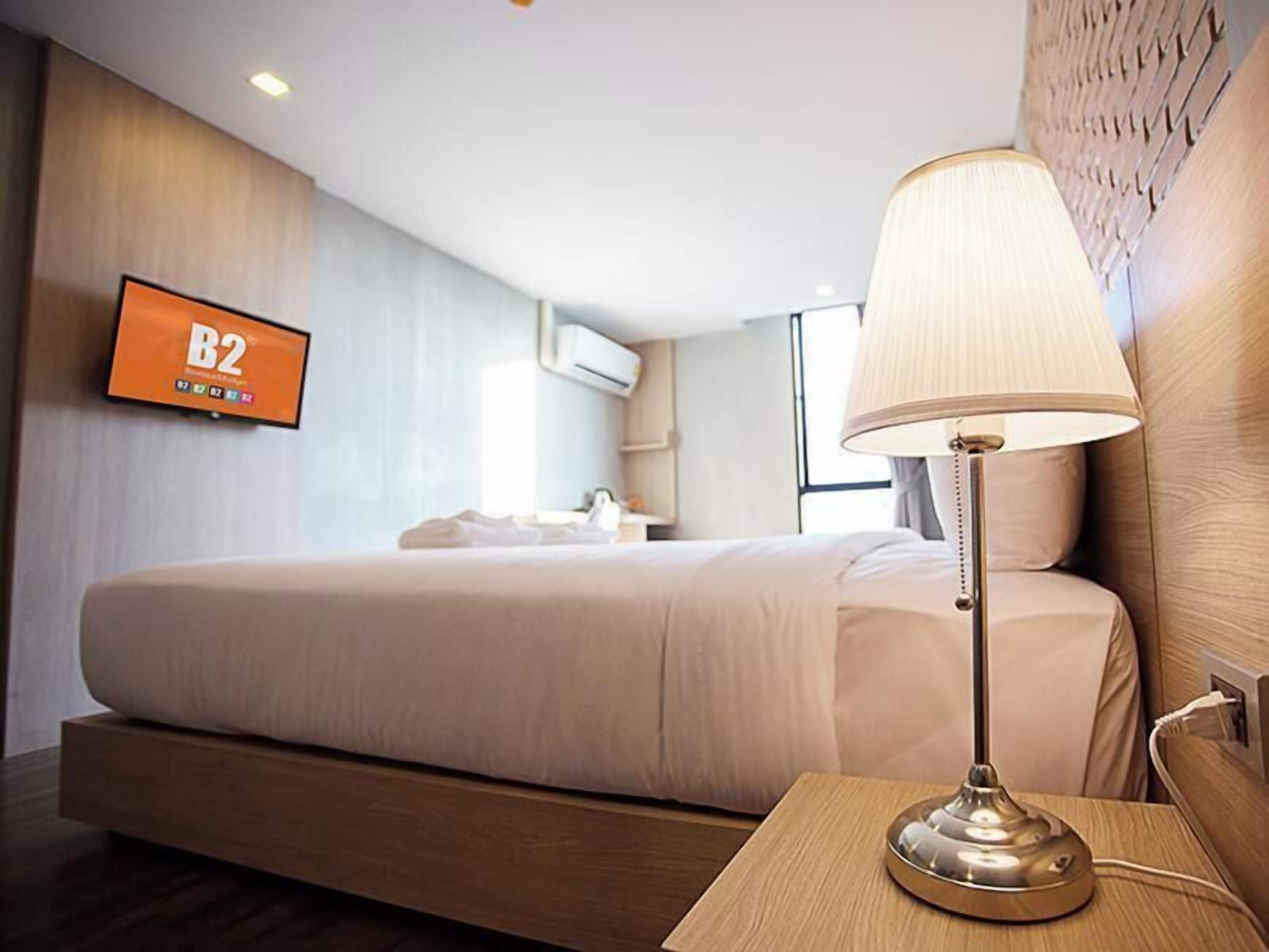 Blackout drapes, free WiFi, bed sheets