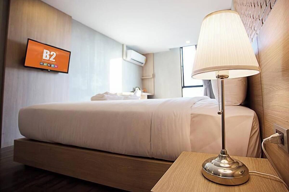 Blackout drapes, free WiFi, bed sheets