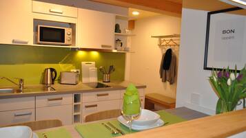 Studio Standar, 1 Tempat Tidur Queen, Bebas Asap Rokok, dapur | Dapur pribadi | Mesin pembuat kopi/teh, lemari es, microwave, dan kompor