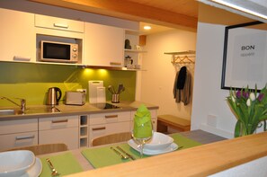 Standard Studio, 1 Queen Bed, Non Smoking, Kitchen | Private kitchen | Fridge, microwave, stovetop, dishwasher - K3Hotels Boardinghouse (Weissach)