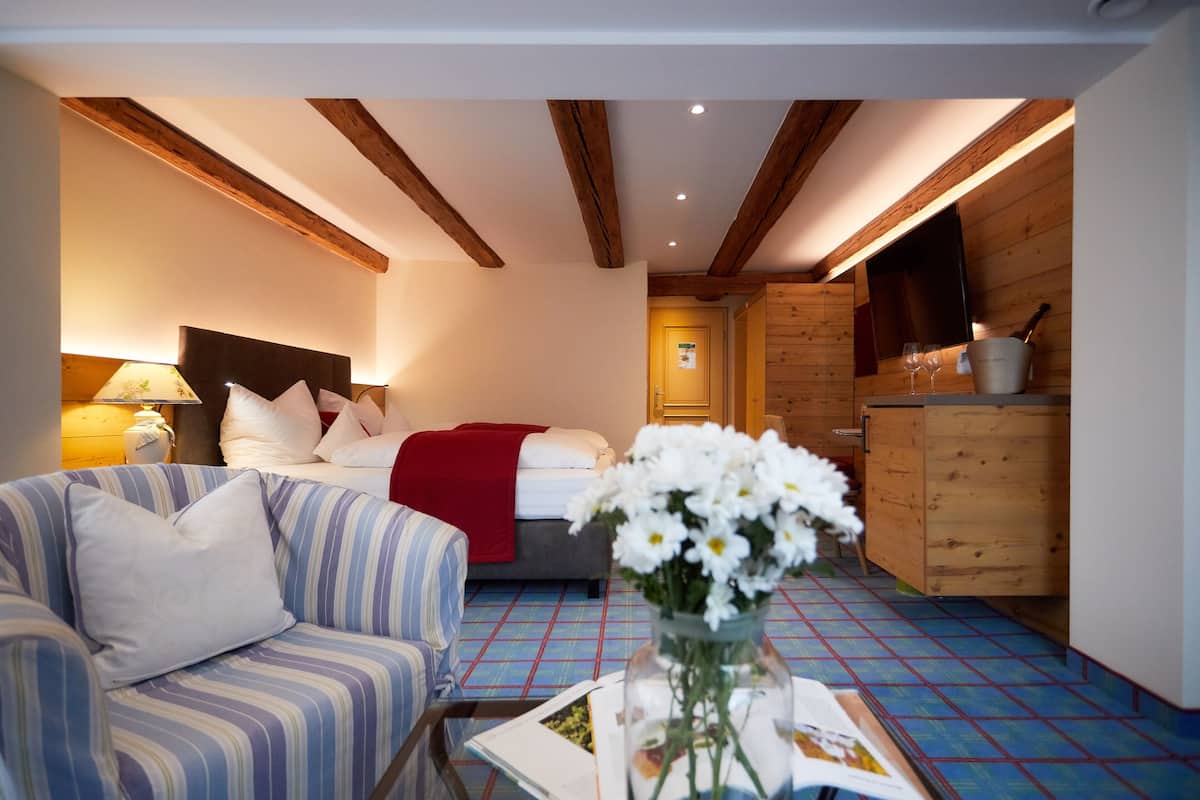 double room | living area | 32-inch flat-screen tv with cable channels, tv