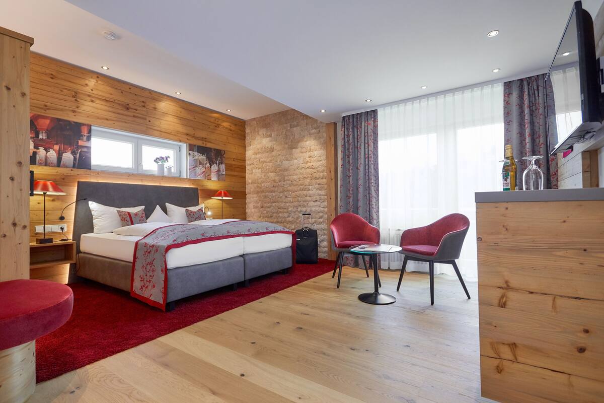 deluxe double room | living area | 32-inch flat-screen tv with cable channels, tv