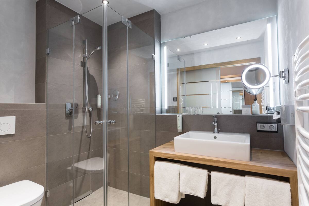 double room | bathroom | free toiletries, hair dryer, bathrobes, towels