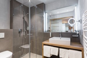 Double Room | Bathroom | Free toiletries, hair dryer, bathrobes, towels - Romantik Hotel Rindenmühle (Villingen-Schwenningen)